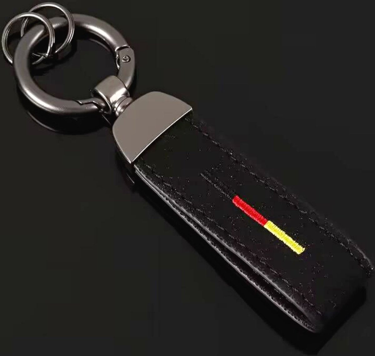 Alcantara Auto Sleutelhanger - Duitse Vlag - Zwarte Suede Strap - Hanger in Antraciet - Keychain Sleutel Hanger Cadeau - Duitsland Auto Accessoires