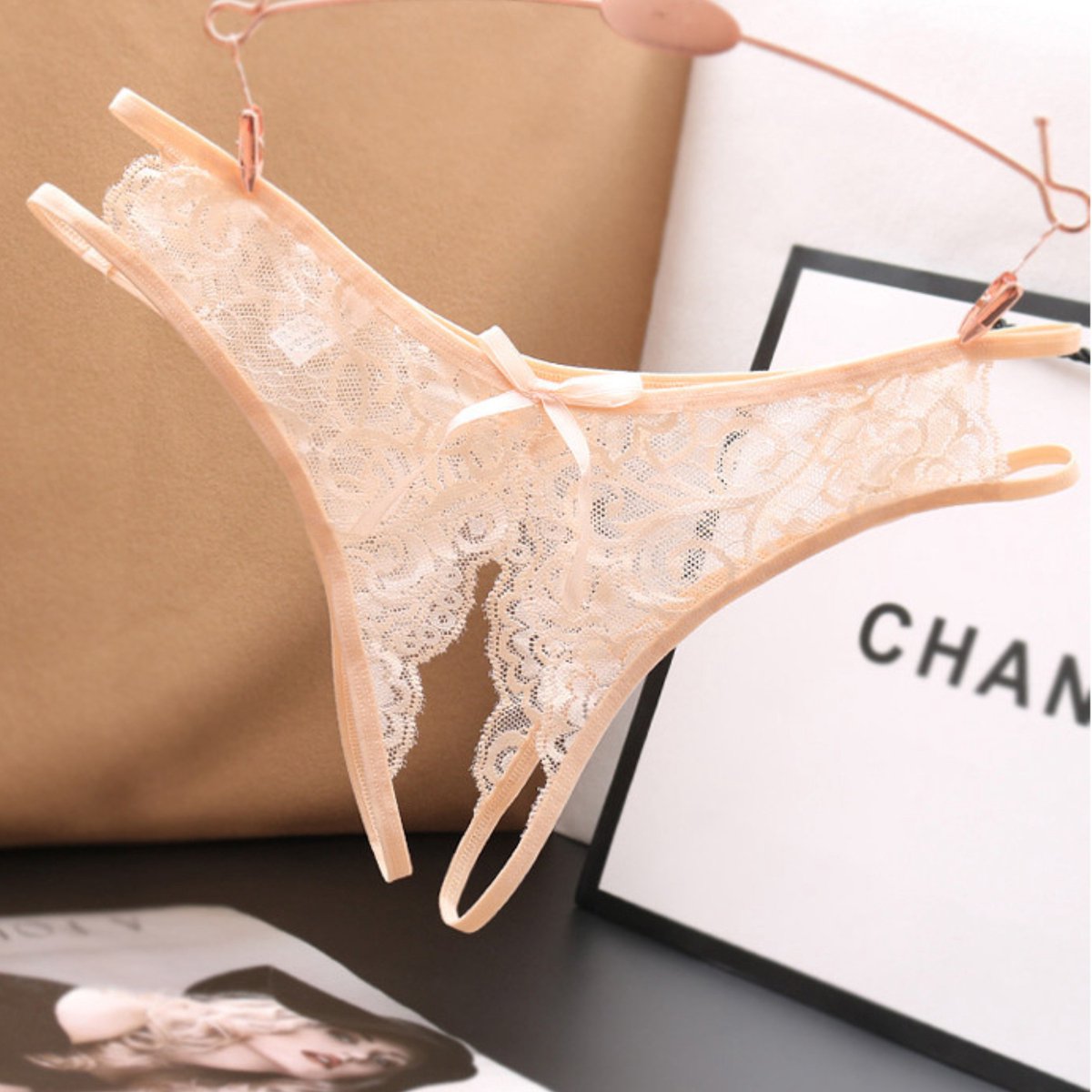 Sexy String met Open Kruis - Nude - Ontwerp met Kant - Erotisch Design met Strik - One Size String - Dames Onderbroek - Lingerie / Ondergoed