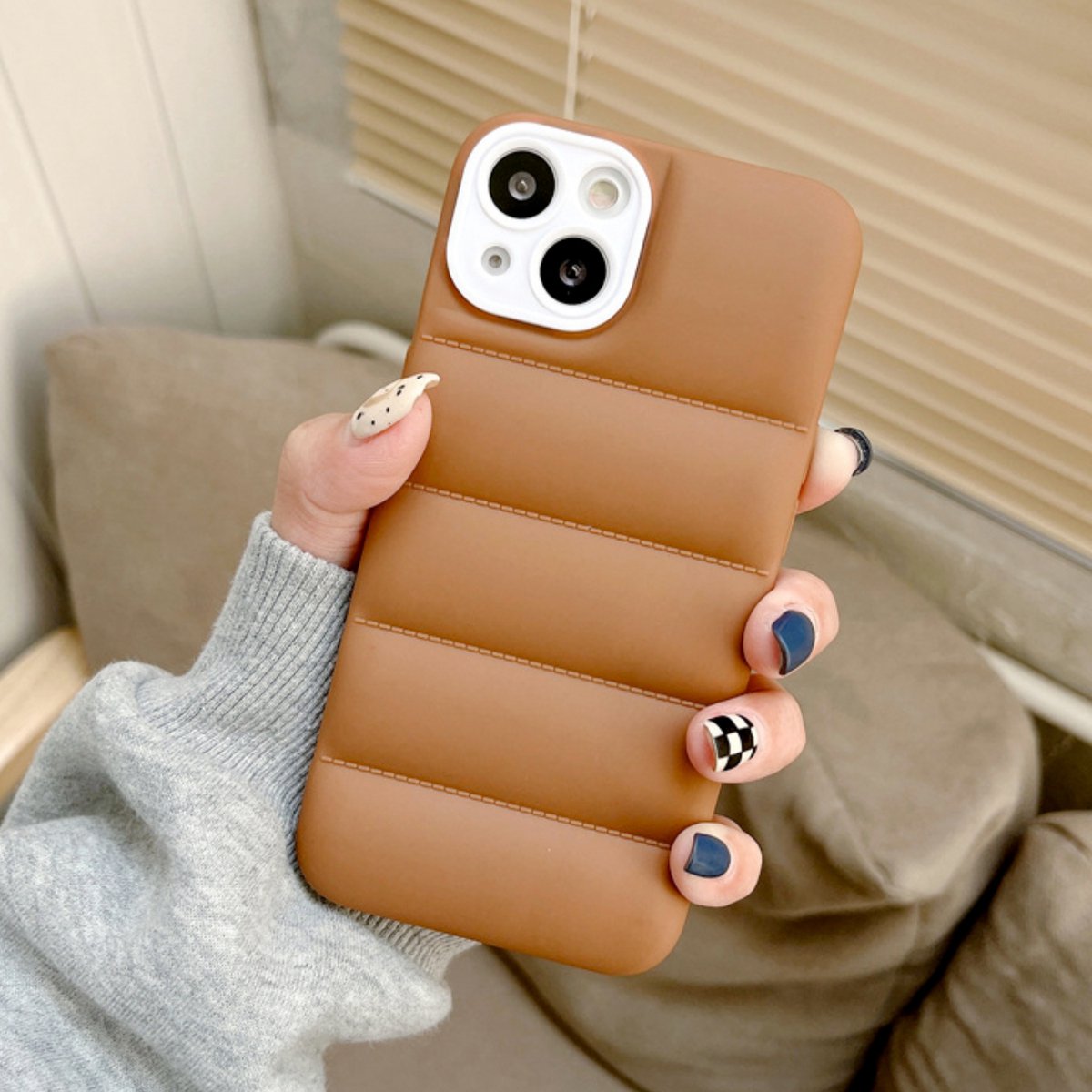 Puffer Case Bruin - Geschikt voor iPhone 12 - Stootvast Hoesje met Camera Bescherming - Winterjas Donsjas Design - Shockproof TPU Back Cover