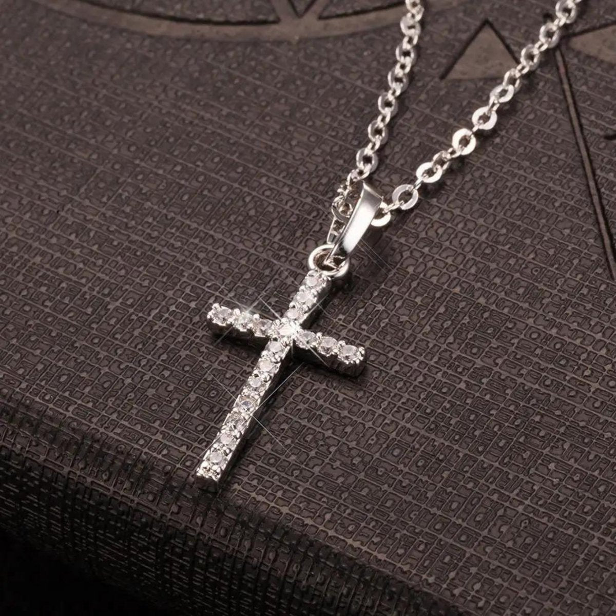 Ketting Kruisje met Steentjes - voor Mannen en Vrouwen - 55 cm Verstelbare Ketting - RVS Heren / Dames Ketting - Holy Cross - Zilverkleurig Staal - 24 mm Hanger