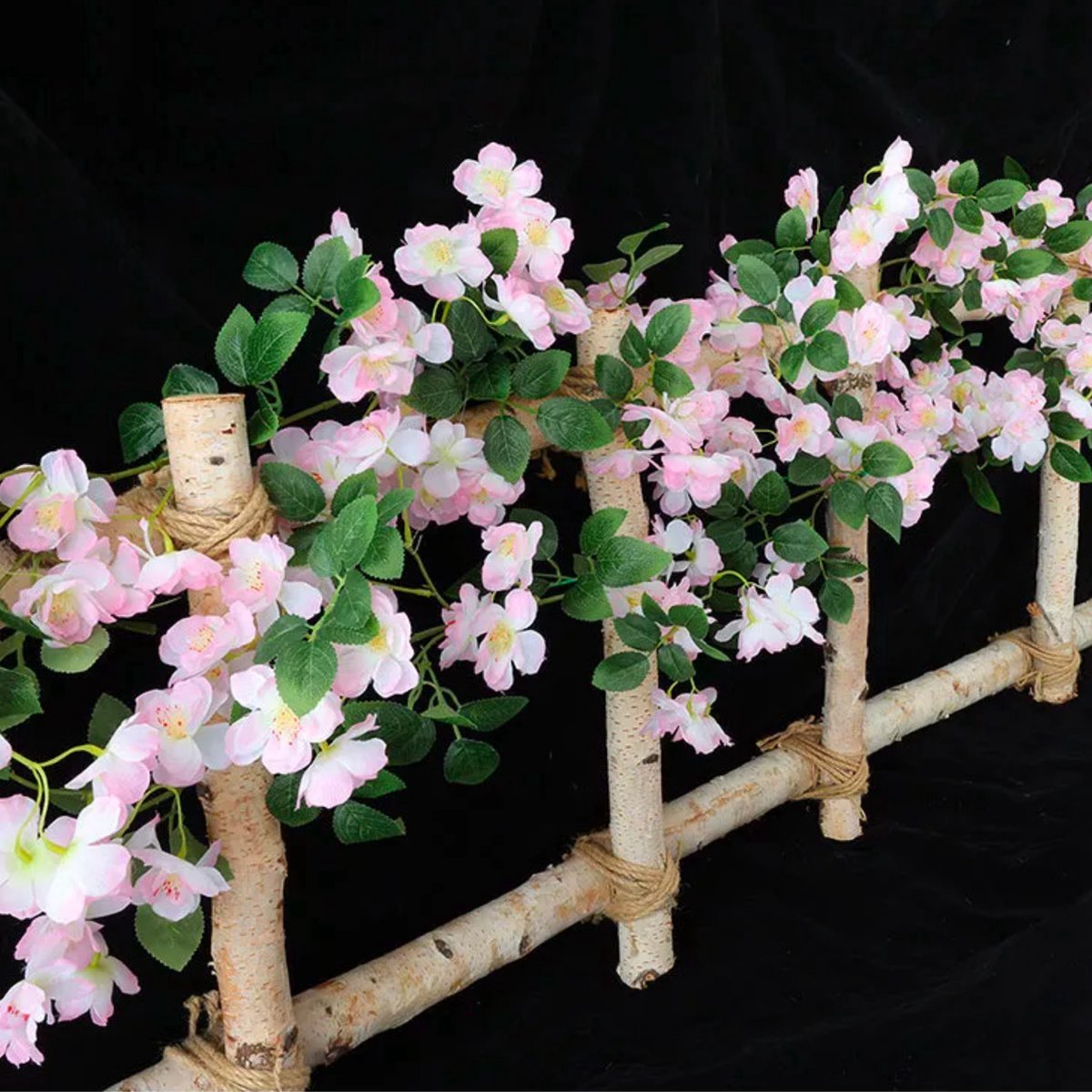 Luxe Bloemenslinger Kersenbloesem - Vol Lichtroze Bloemen - Grote Stijlvolle Bloemenstreng - Voor Interieur, Fietsmand of Stuur - 180 CM Bloemen Roze - Plastic Kunstbloemen Fiets Slinger Tak Sakura