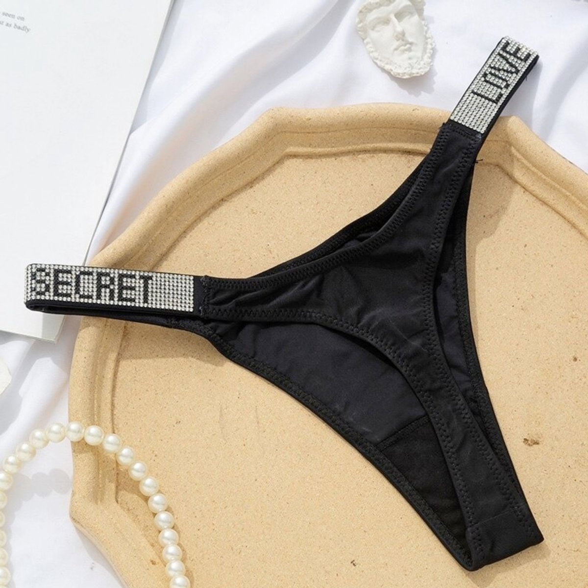 Love Secret String Zwart - Luxe Design met Diamantjes en Satijn - High Waist - Dames Lingerie / Ondergoed - Maat S