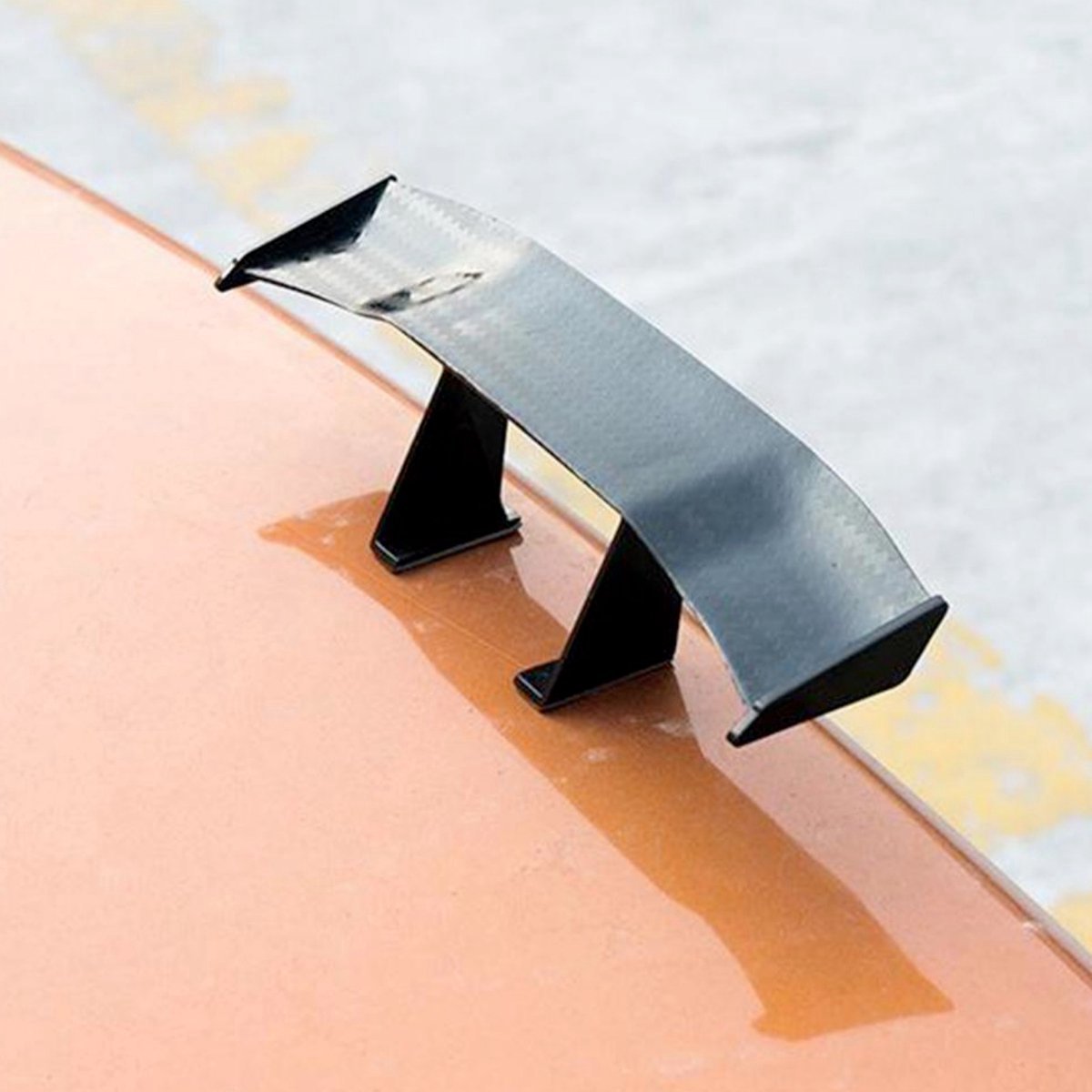 Grappige Mini Auto Spoiler - Carbon Look - Universeel Fun Accessoire - Zelfklevende Dakspoiler - Tuning - Geschikt voor alle automerken/ universeel
