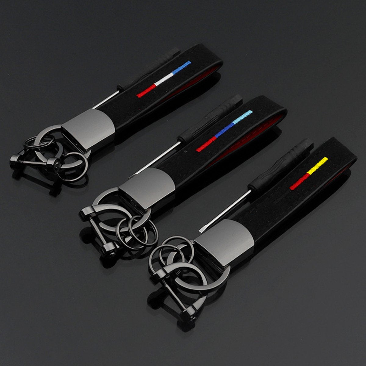 Luxe Alcantara Auto Sleutelhanger - Italiaanse Vlag - Past bij Italiaanse Auto's / Universeel - Zwarte Suede Strap - Hanger in Mat Antraciet - Keychain Sleutel Hanger Cadeau - Italië Auto Accessoires