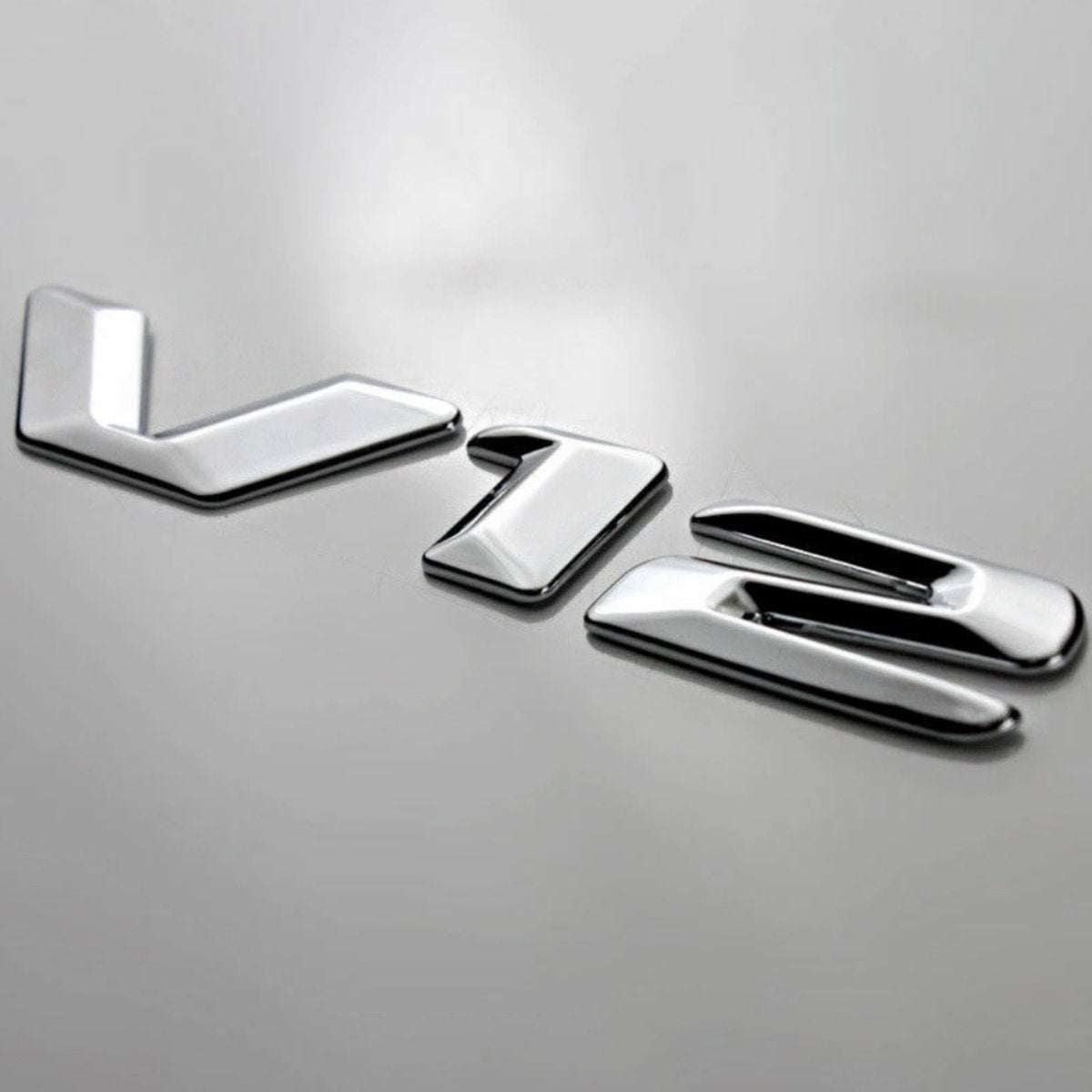 Auto Embleem V12 Zilver Chroom - Zelfklevende Badge - V12 Embleem - universeel/alle automerken - voor Achterklep - Auto Accessoires