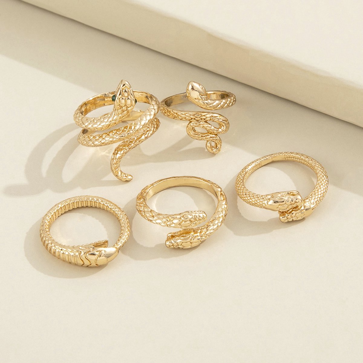 Set van 5 - Ring Slang Goud - Gold Snake - 5 Goudkleurige Ringen - 1,7 Centimeter - Trendy Dames Ringen Slangen