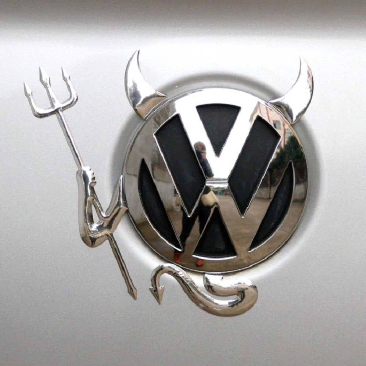 Auto Duivel Logo - Zilver Chroom - Alle Automerken / Universeel - Zelfklevend - Grappig Embleem - Tuning - Auto Accessoires