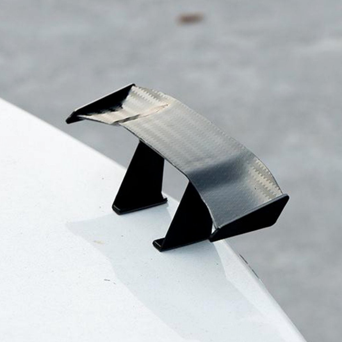 Grappige Mini Auto Spoiler - Carbon Look - Universeel Fun Accessoire - Zelfklevende Dakspoiler - Tuning - Geschikt voor alle automerken/ universeel