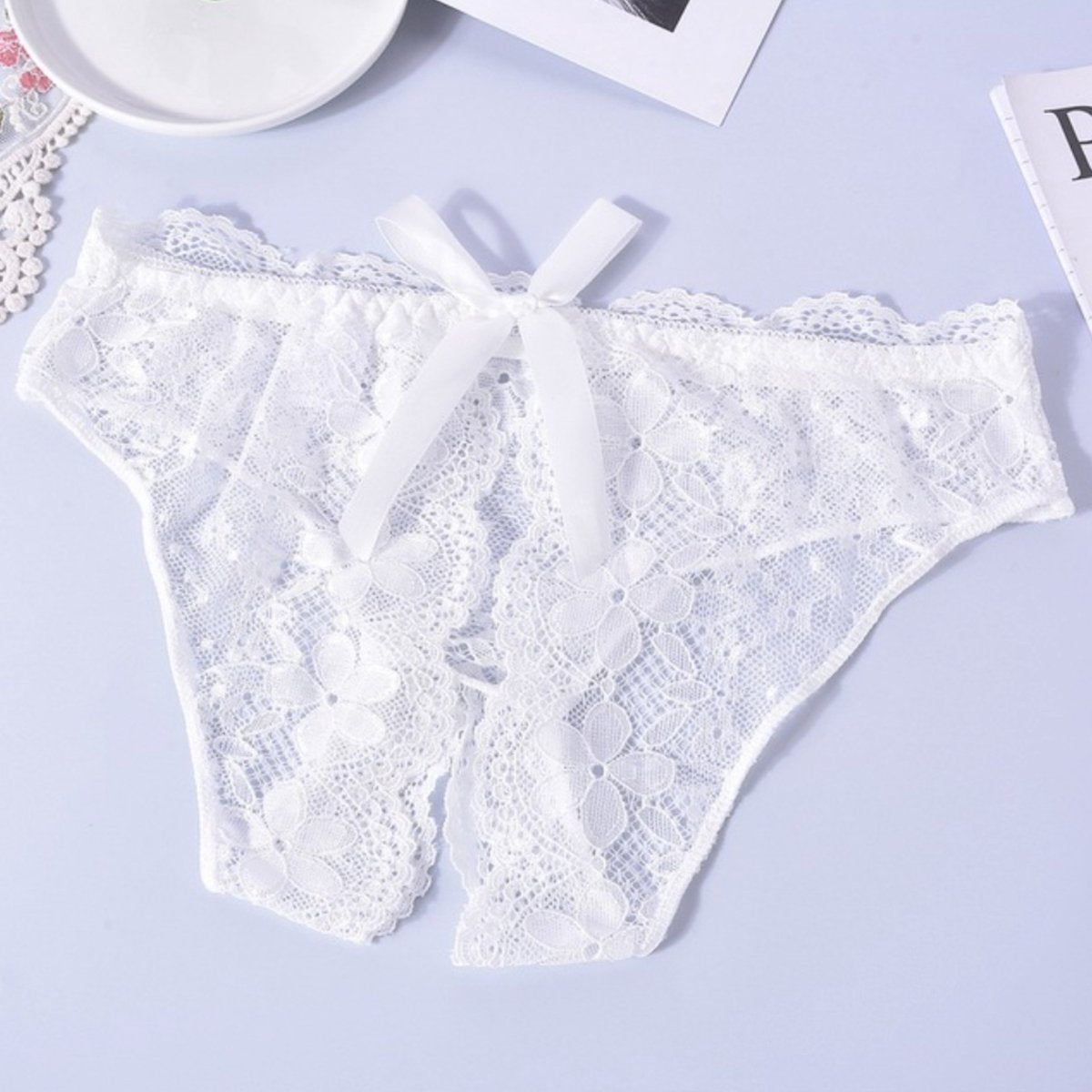 Sexy Slip met Kant - Open Kruis - Wit Kant - Erotisch Design met Bloemen en Strik - One Size String - Dames Onderbroek - Lingerie / Ondergoed