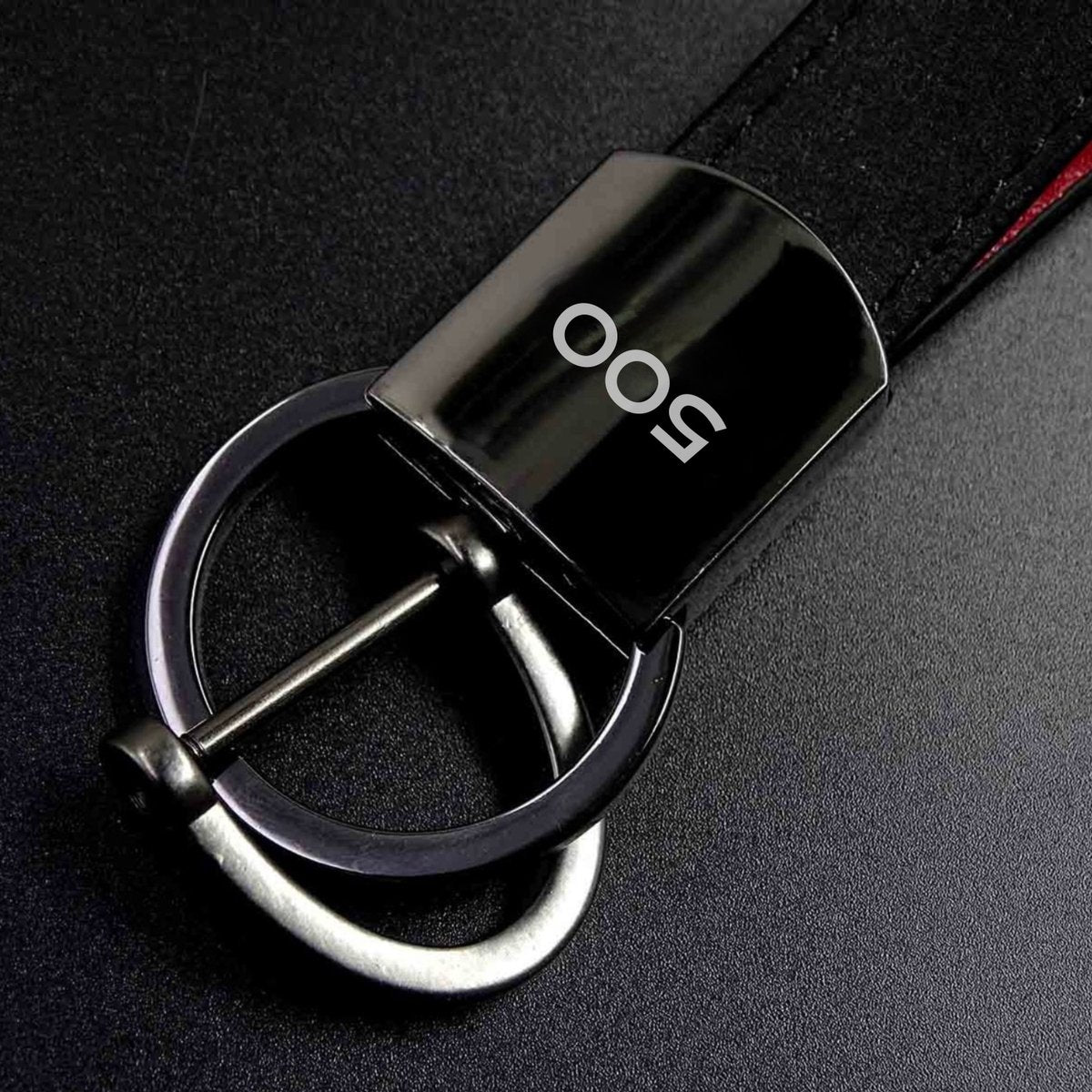 Luxe Alcantara Auto Sleutelhanger - Past bij Italiaanse Auto's / Universeel - Italiaanse Vlag in Zwart - Keychain Sleutel Hanger Cadeau - Auto Accessoires