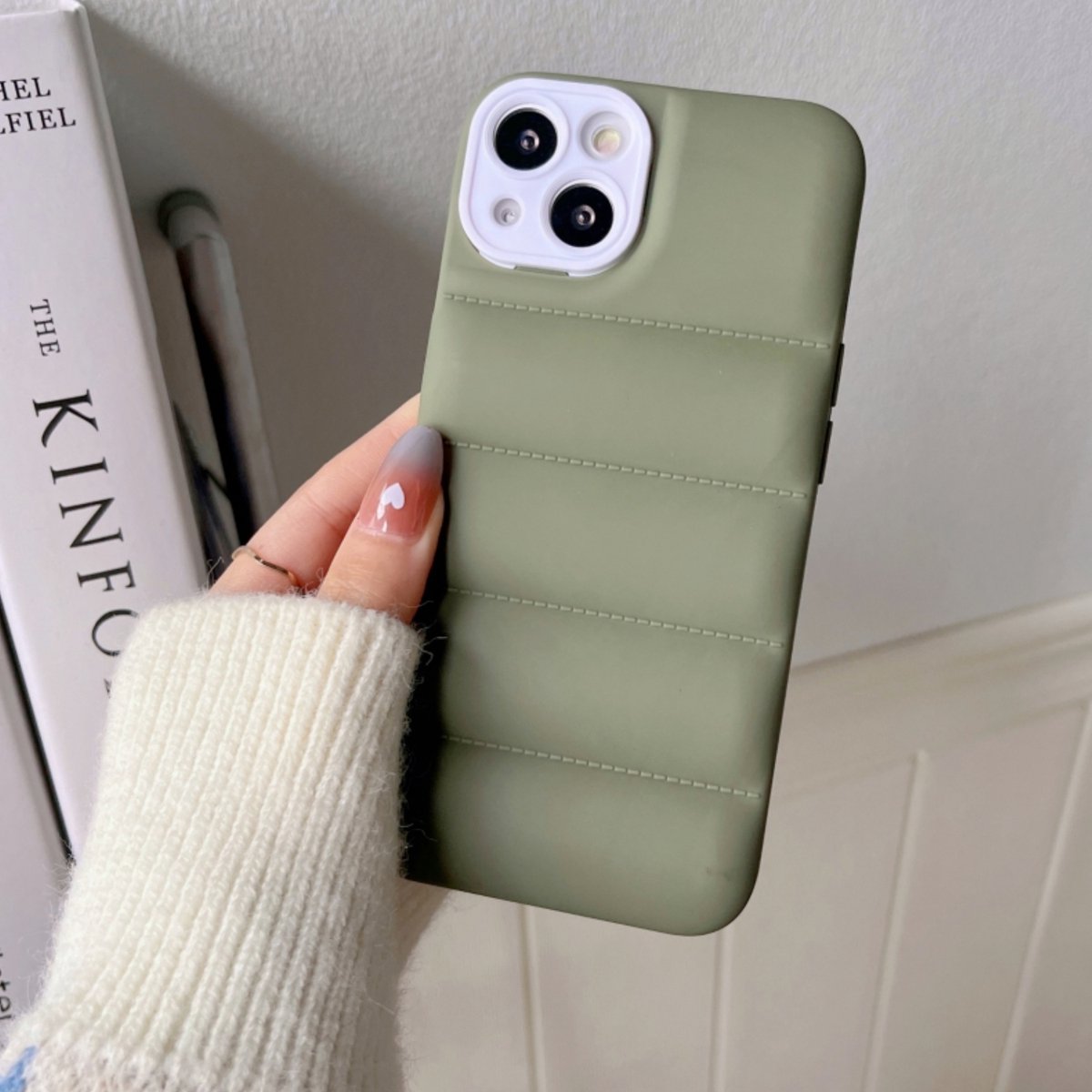 Puffer Case Groen - Geschikt voor iPhone 12 - Stootvast Hoesje met Camera Bescherming - Winterjas Donsjas Design - Shockproof TPU Back Cover