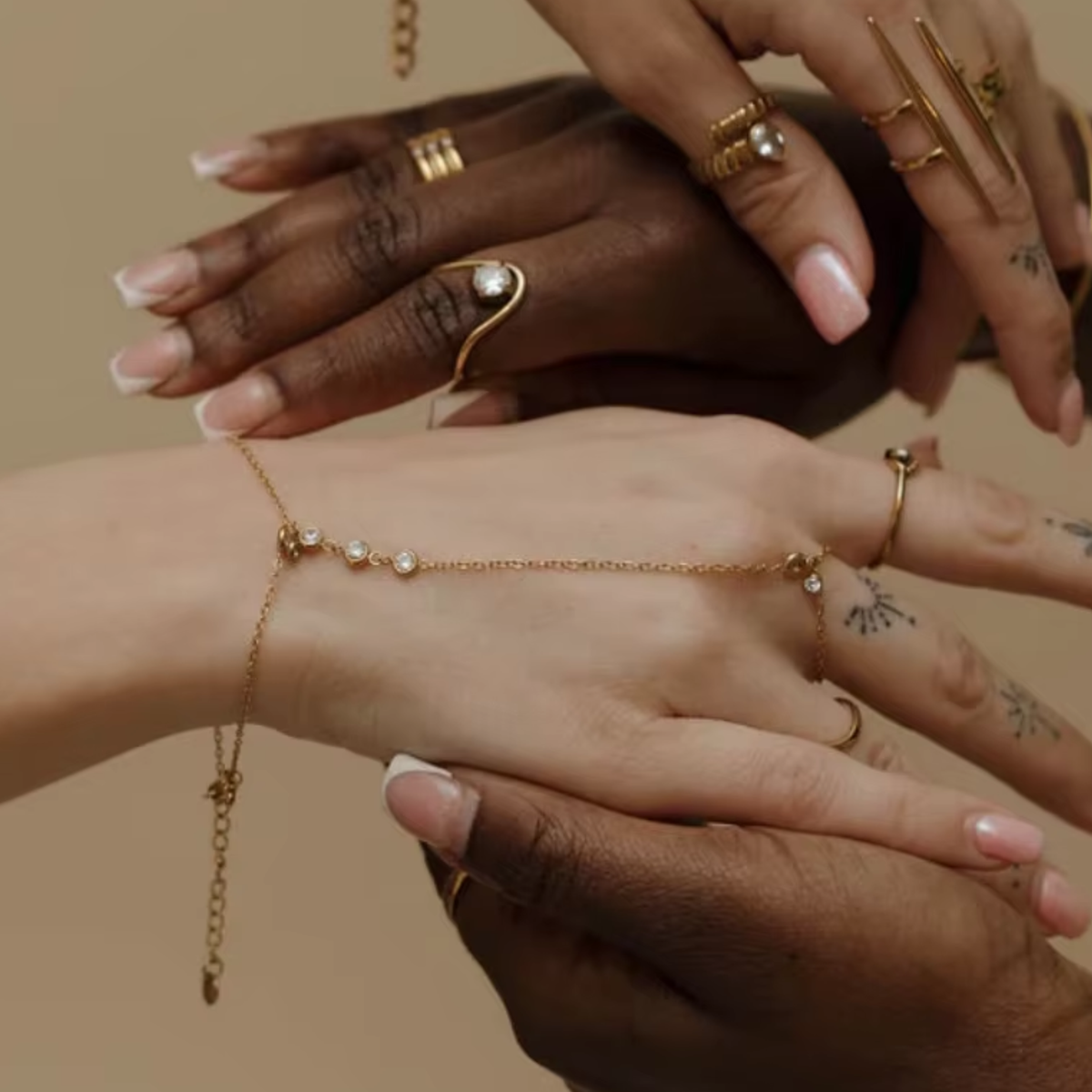 Handketting - Goud - Ketting Met Diamantjes - Handsierraad Goudkleurig - Armband & Ring Dames - Hand Sierraad Ketting