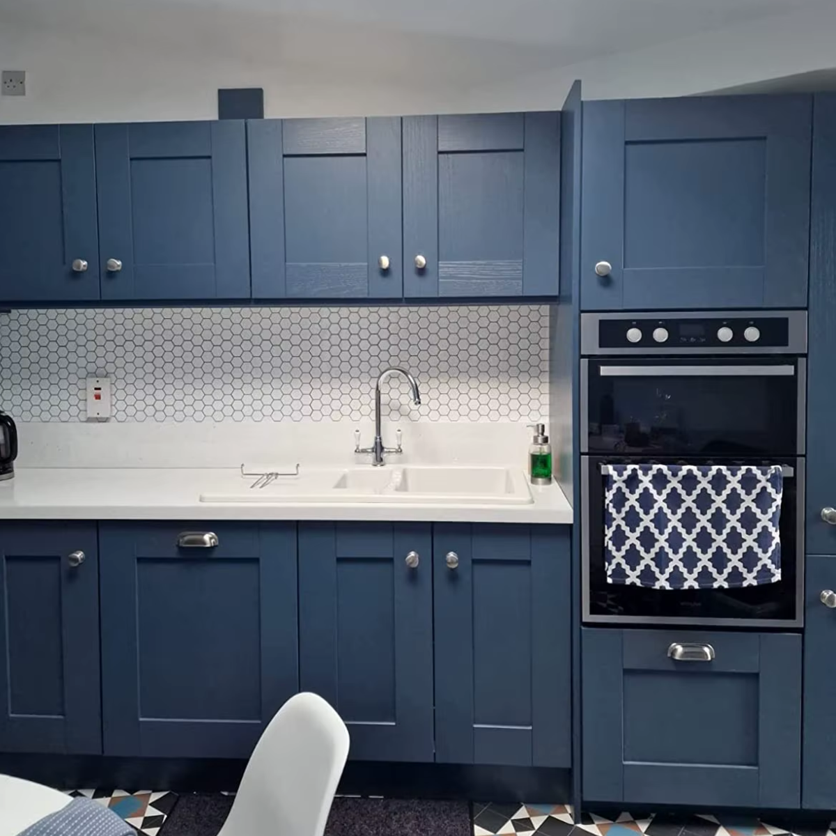 Solusia Zelfklevende Plaktegels - Wit Met Donkere Voegen – 10 Luxe Plaktegels voor Wand – Waterdichte Wandpanelen voor Keuken, Badkamer en Toilet – 30,5 x 30,5 cm – Makkelijk aan te brengen - Tegeltjes Tegelstickers - Hexagon Mozaïek