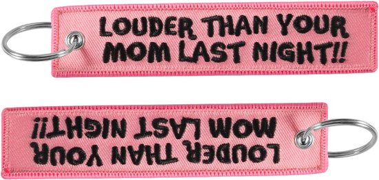 Auto Sleutelhanger - Louder Than Your Mum Last Night - universeel/alle automerken - Keychain - Grappige Sleutel Hanger Cadeau - Auto Accessoires