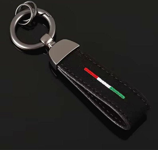 Alcantara Auto Sleutelhanger - Italiaanse Vlag - Past bij Italiaanse Automerken - Zwarte Suede Strap - Hanger in Antraciet - Keychain Sleutel Hanger Cadeau - Italië Auto Accessoires