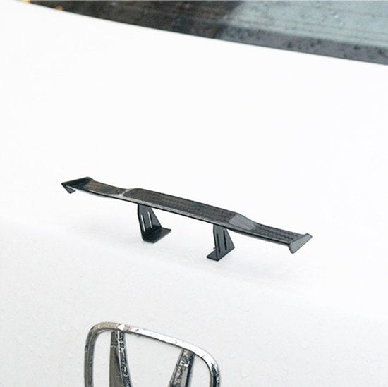Grappige Mini Auto Spoiler - Carbon Look - Universeel Fun Accessoire - Zelfklevende Dakspoiler - Tuning - Geschikt voor alle automerken/ universeel