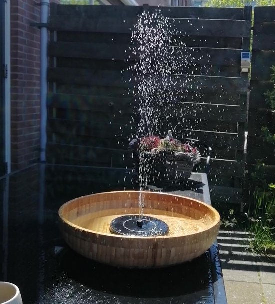 Solar Fontein - met een diameter van ca 16 cm – werkt op Zonne-energie - voor in de tuin of op balkon – geschikt voor in een vijver of waterschaal - drijvende fontein zonder snoer - alleen voor buiten