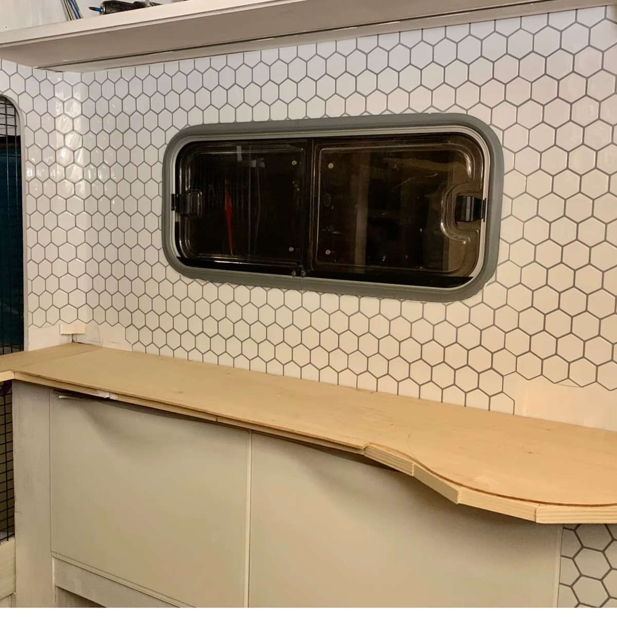Solusia Zelfklevende Plaktegels - Wit Met Donkere Voegen – 10 Luxe Plaktegels voor Wand – Waterdichte Wandpanelen voor Keuken, Badkamer en Toilet – 30,5 x 30,5 cm – Makkelijk aan te brengen - Tegeltjes Tegelstickers - Hexagon Mozaïek