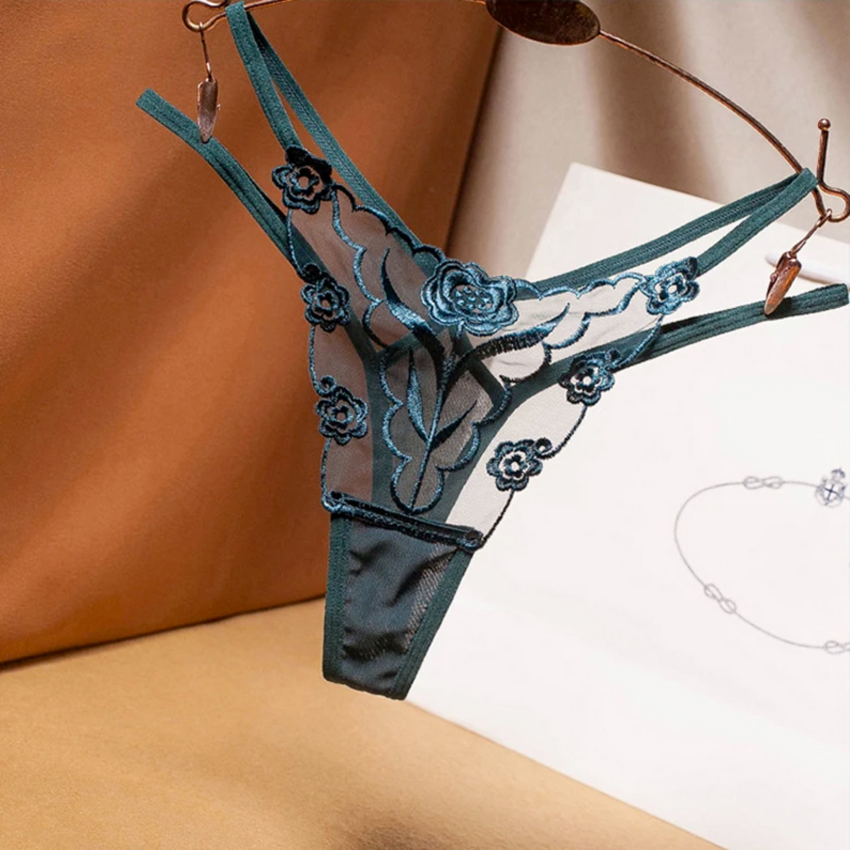 Sexy String met Bloemen - Groen - Ontwerp met Kant en Dubbele Bandjes - Sexy Design met Bloemen - One Size String - Dames Onderbroek - Lingerie / Ondergoed