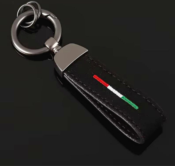 Alcantara Auto Sleutelhanger - Italiaanse Vlag - Past bij Italiaanse Automerken - Zwarte Suede Strap - Hanger in Antraciet - Keychain Sleutel Hanger Cadeau - Italië Auto Accessoires