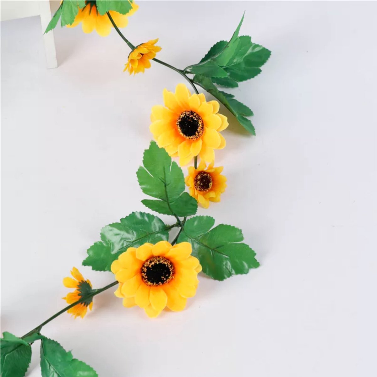 Bloemenslinger Fiets en Interieur - Zonnebloemen Geel Oranje - Stijlvolle Bloemenstreng voor Fietsmand of Stuur - 250 CM Bloemen - Plastic Kunstbloemen Fiets Slinger