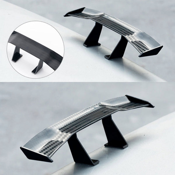 Grappige Mini Auto Spoiler - Carbon Look - Universeel Fun Accessoire - Zelfklevende Dakspoiler - Tuning - Geschikt voor alle automerken/ universeel