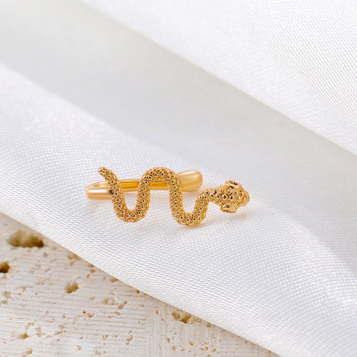 Fake Neuspiercing Goud - Neus Sierraad Slang - Nep Neuspiercing Snake - Neusring - Nep Piercing Ringetje - RVS Roestvrij Staal - 8 mm