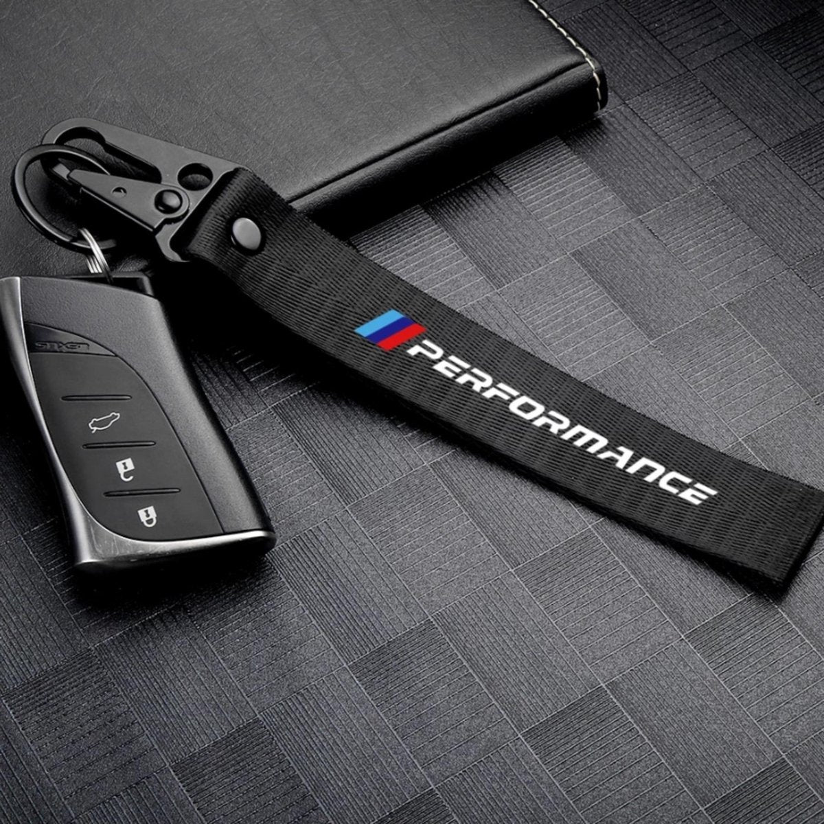 Strap Sleutelhanger Zwart - Performance - Geschikt voor alle automerken/ universeel - Sleutel Hanger Keychain Cadeau - Tas Hanger - Spiegel Hanger - Auto Accessoires