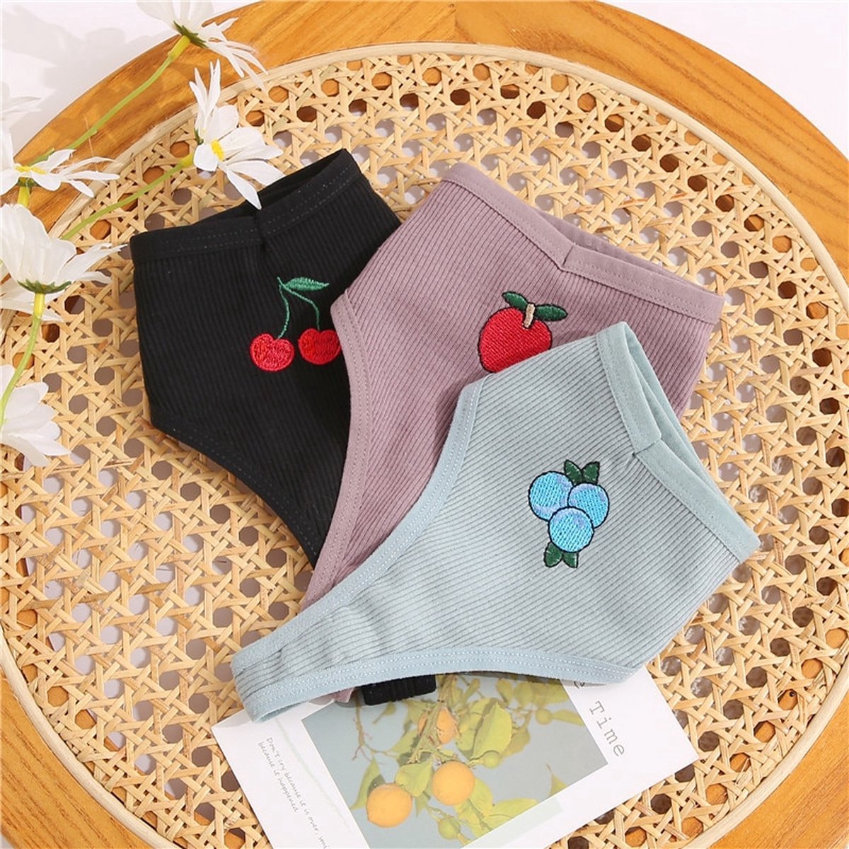 Dames String met Fruit Borduring - 3 Pack met Zwart, Nude & Groen - Vrouwen Lingerie / Ondergoed Set - Maat M