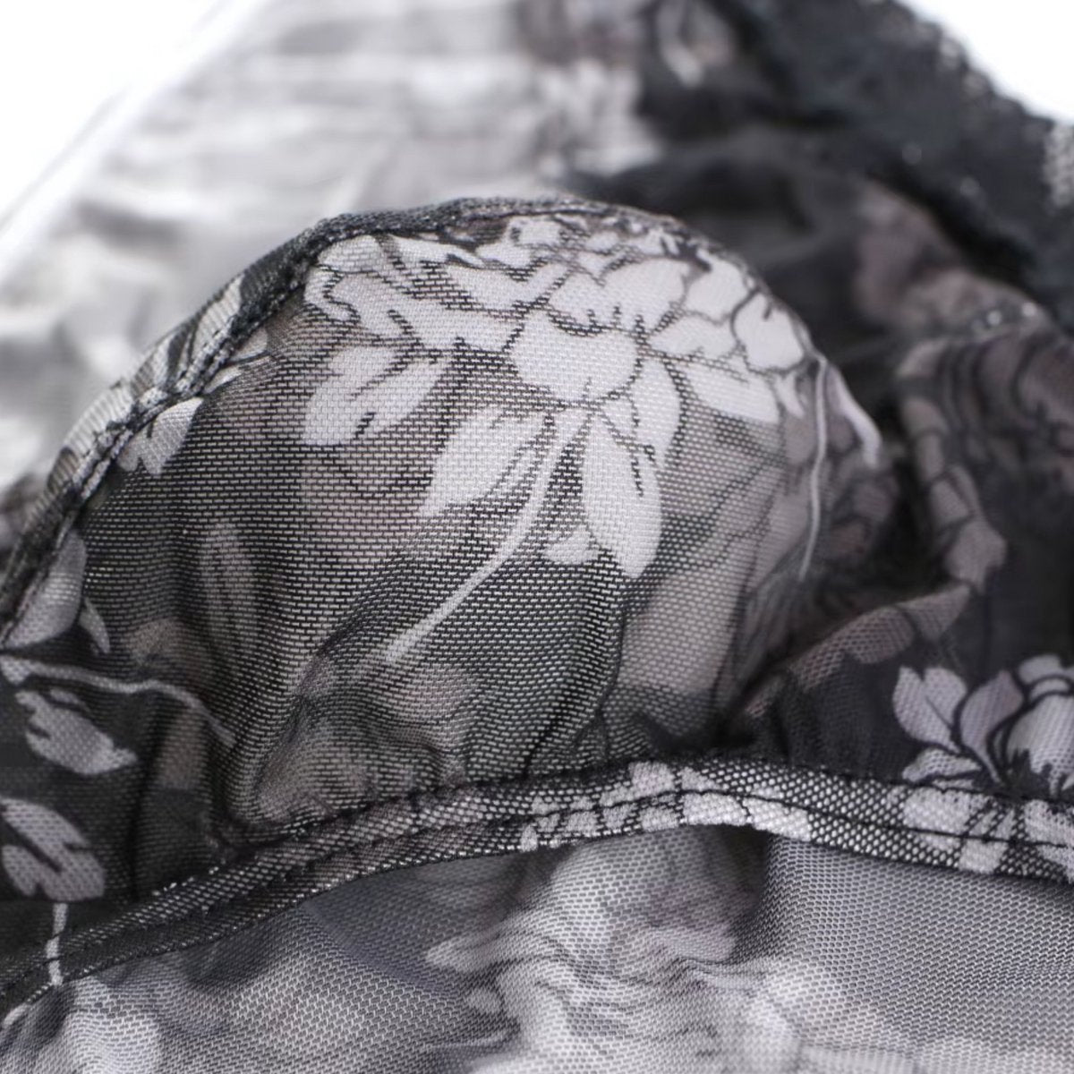 Heren Slip Doorzichtig met Bloemen - Mesh Slip Gebloemd Zwart & Wit - Sexy Transparant Design - Mannen Onderbroek - Lingerie Voor Mannen - Ondergoed Maat XXL / 2XL