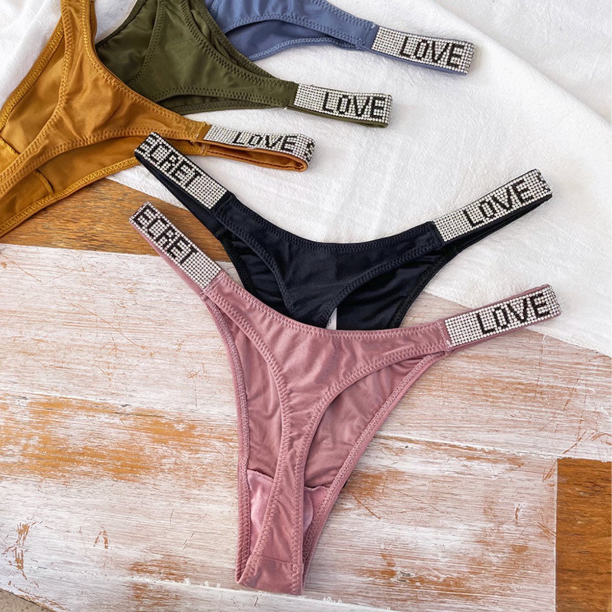 Love Secret String Zwart - Luxe Design met Diamantjes en Satijn - High Waist - Dames Lingerie / Ondergoed - Maat L