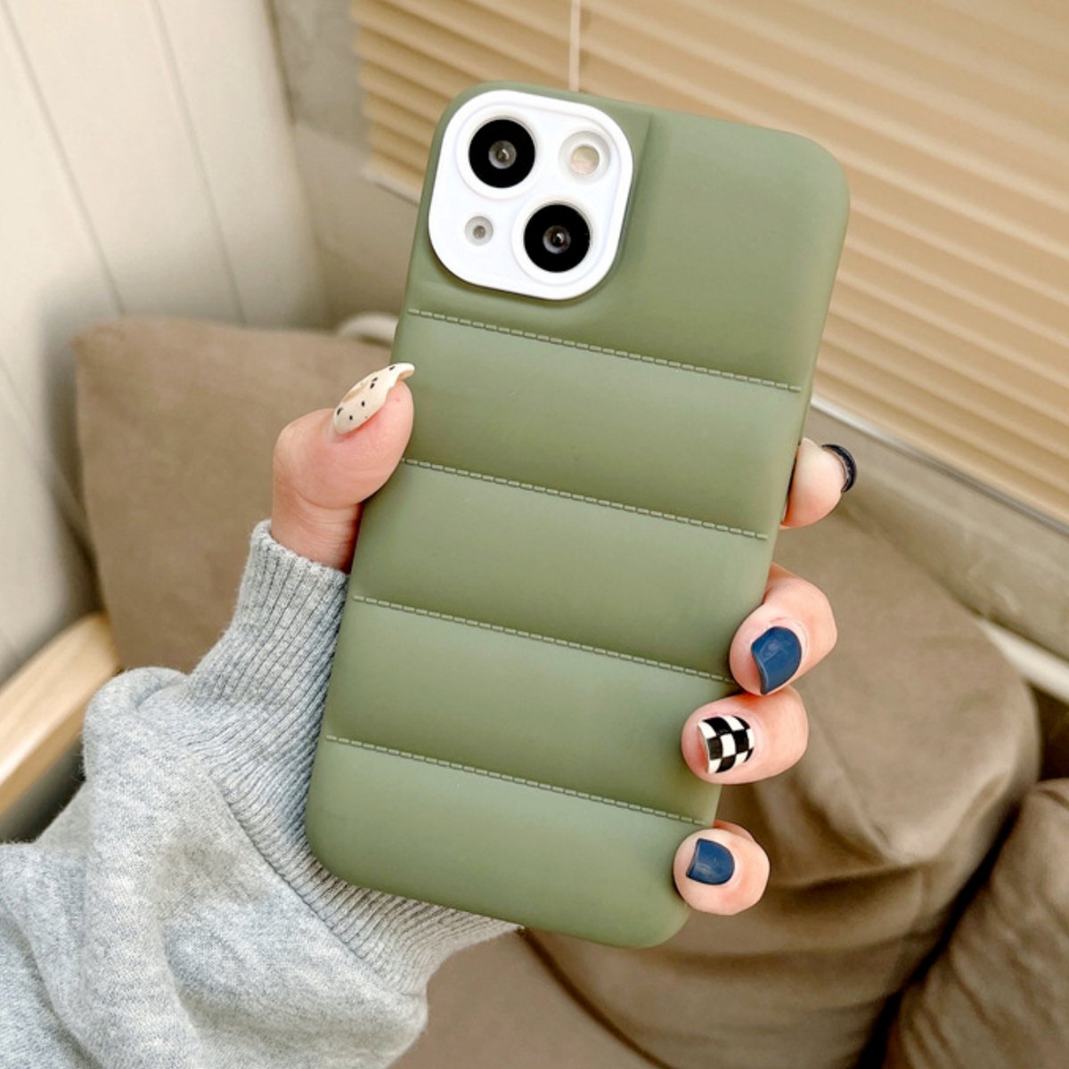 Puffer Case Groen - Geschikt voor iPhone 12 - Stootvast Hoesje met Camera Bescherming - Winterjas Donsjas Design - Shockproof TPU Back Cover