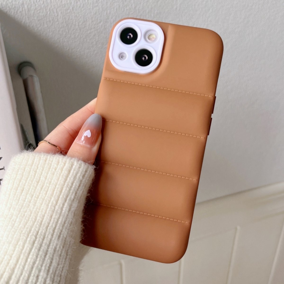 Puffer Case Bruin - Geschikt voor iPhone 13 - Stootvast Hoesje met Camera Bescherming - Winterjas Donsjas Design - Shockproof TPU Back Cover