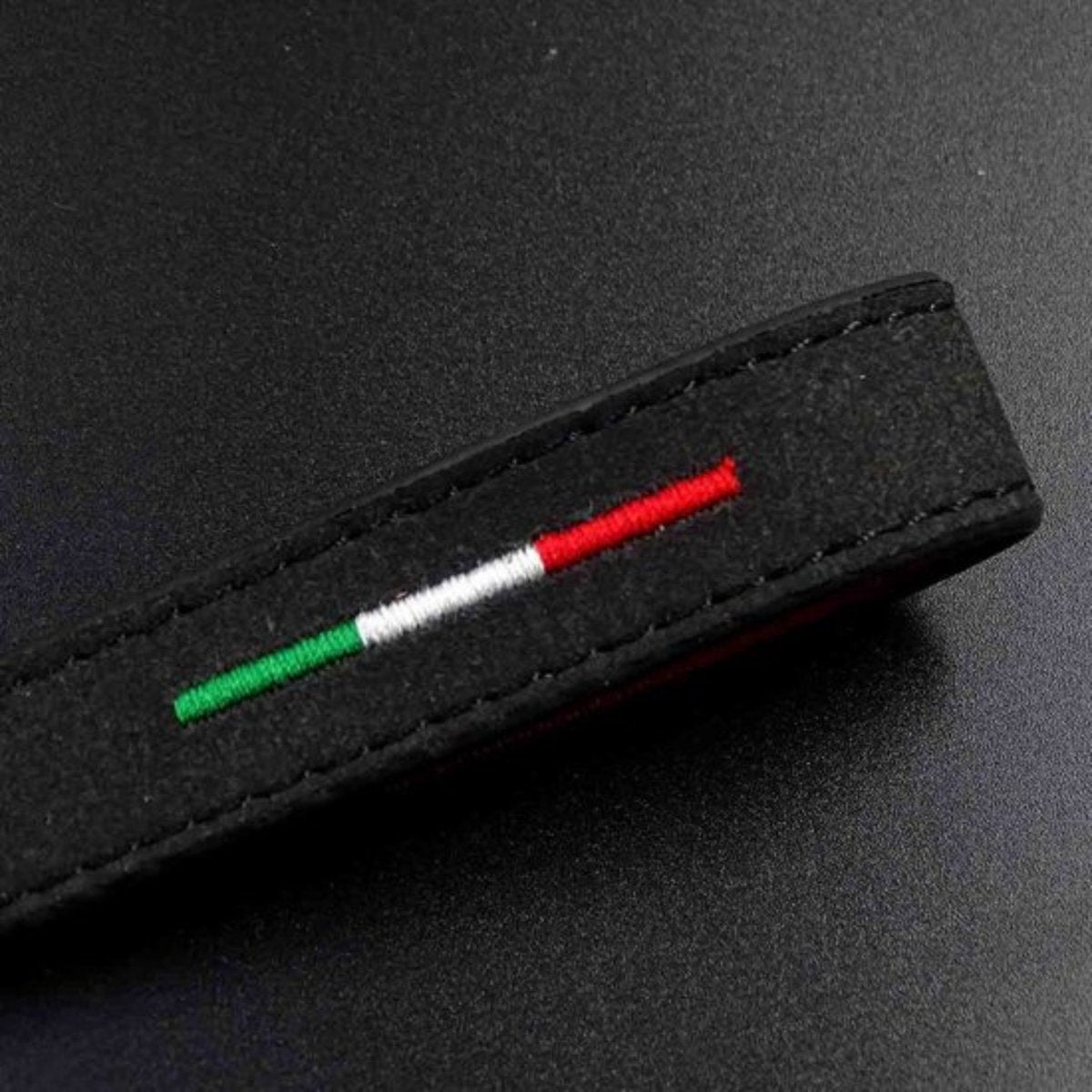 Luxe Alcantara Auto Sleutelhanger - Past bij Italiaanse Auto's / Universeel - Italiaanse Vlag in Zwart - Keychain Sleutel Hanger Cadeau - Auto Accessoires