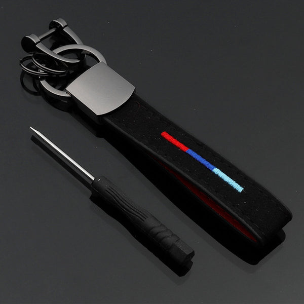 Luxe Alcantara Auto Sleutelhanger - Geschikt voor alle automerken/ universeel - Zwarte Suede Strap - Hanger in Mat Antraciet - Keychain Sleutel Hanger Cadeau - Auto Accessoires