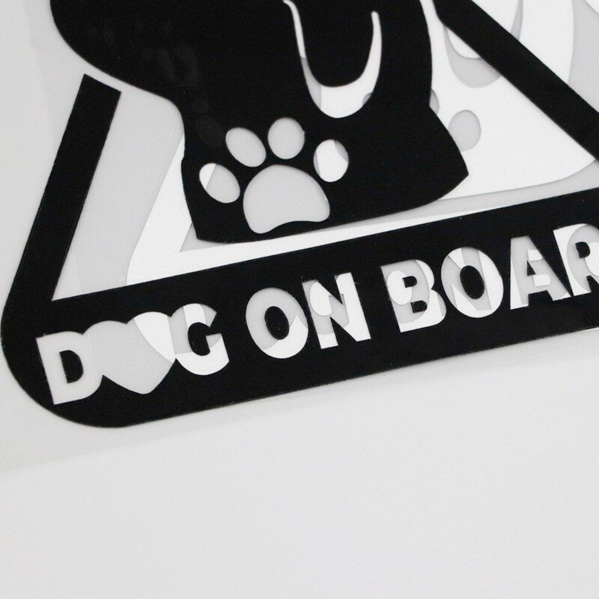Dog On Board - Autosticker Hond - Grappige Auto Sticker Zwart - Hoogwaardig Vinyl - Autostickers Wrap Folie - universeel/alle automerken