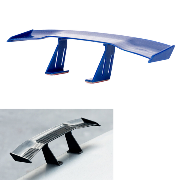 Grappige Mini Auto Spoiler - Blauw Carbon Look - Universeel Fun Accessoire - Zelfklevende Dakspoiler - Tuning - Geschikt voor oa. Geschikt voor Alle Automerken / Universeel / JDM