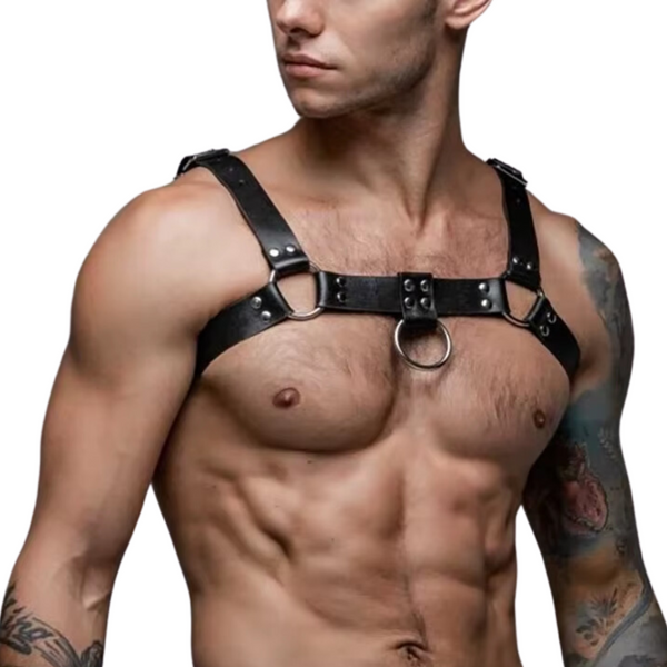 Sexy Heren Harnas Borst – Verstelbaar Bondage Harnas - Kunstleer met Ringen – One Size - Erotiek & Bondage - Riem Voor Mannen - BDSM Sex Toys