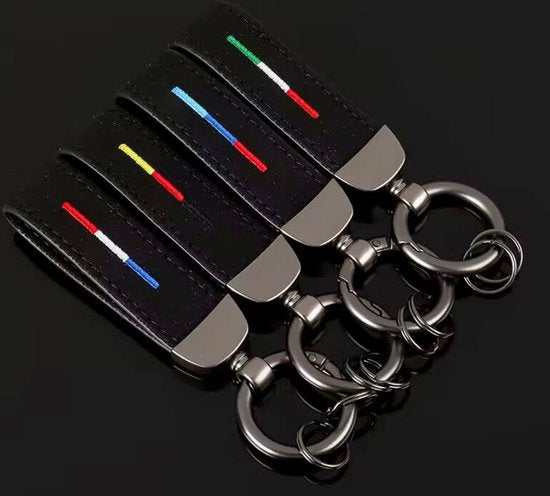 Alcantara Auto Sleutelhanger - Italiaanse Vlag - Past bij Italiaanse Automerken - Zwarte Suede Strap - Hanger in Antraciet - Keychain Sleutel Hanger Cadeau - Italië Auto Accessoires