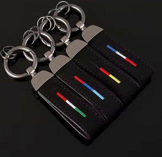 Alcantara Auto Sleutelhanger - Italiaanse Vlag - Past bij Italiaanse Automerken - Zwarte Suede Strap - Hanger in Antraciet - Keychain Sleutel Hanger Cadeau - Italië Auto Accessoires