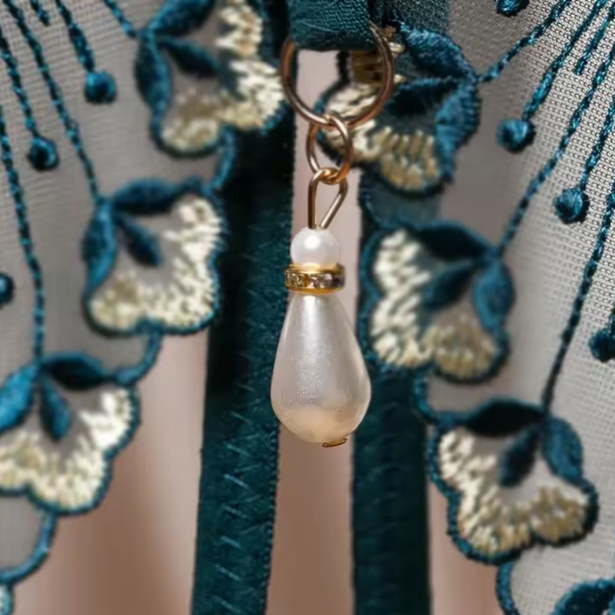 String Met Open Kruis en Parel - Rood - Kant Met Dubbele Bandjes - Kanten Design Design met Bloemen - One Size String - Dames Onderbroek - Lingerie / Ondergoed